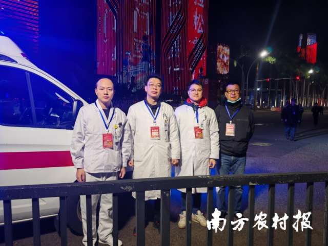 黄颖初（右二）。