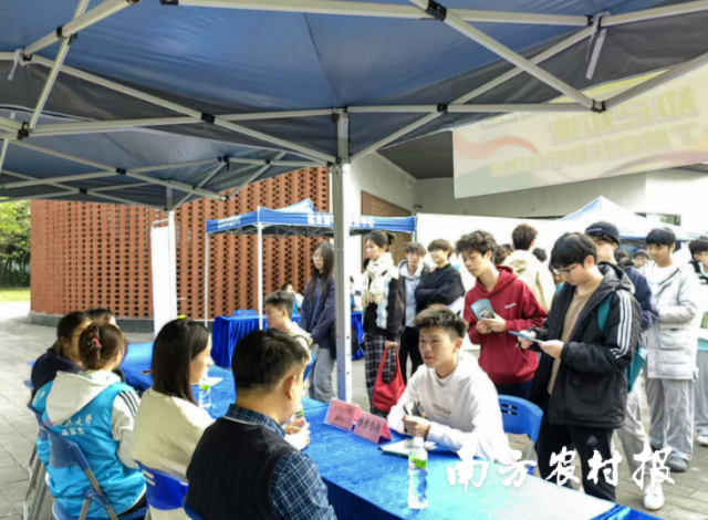 江门人社部门走进校园面对面为毕业生讲解档案管理注意事项等。