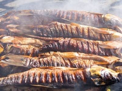 从年味私房菜到小产业 五华龙村镇甘蔗熏鱼走俏市场