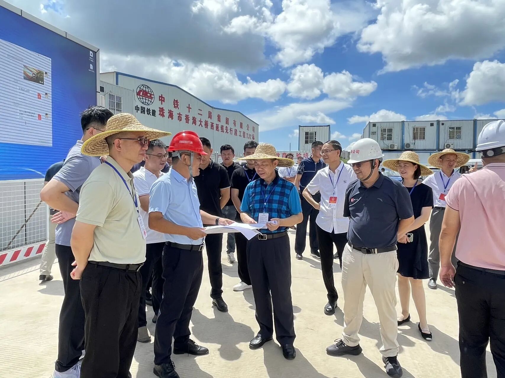 斗门区人大常委会组织人大代表实地视察项目进展情况。 通讯员 供图