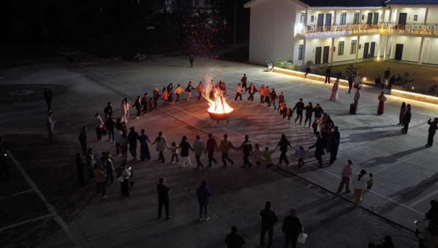 篝火晚会点燃村民热情。
