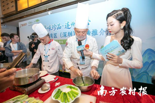 两位烹饪大师现场制作连州菜心经典菜式。
