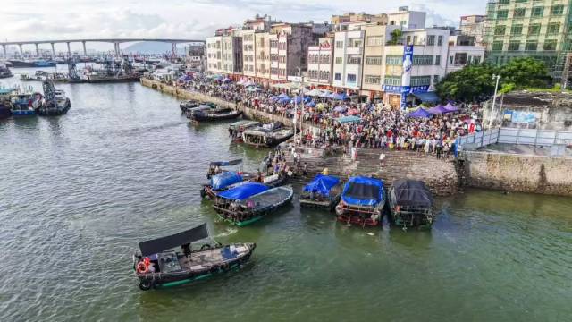 随着游客的增多，博贺“天光墟”的营业时间延长了。