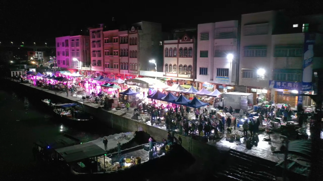 博贺“天光墟”在凌晨四点不到就已开市。