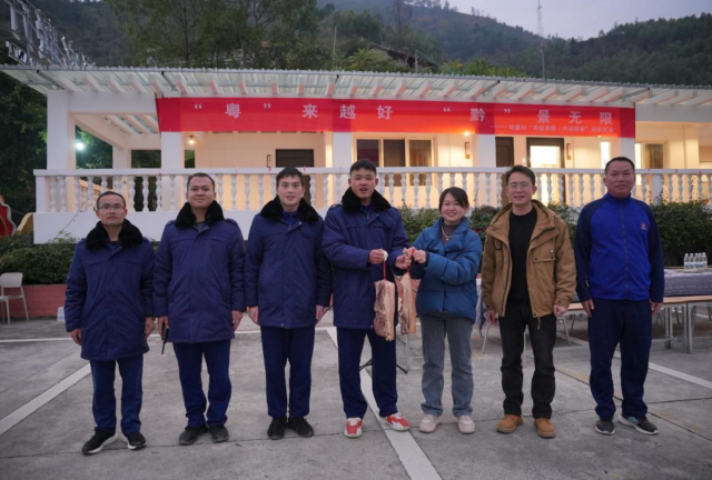 镇消防站队员赢得两条本地猪肉。