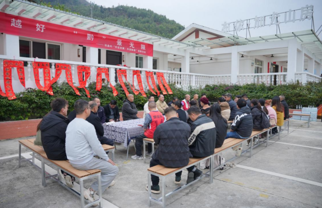 各方代表围坐长桌，交流坝盘村发展规划。