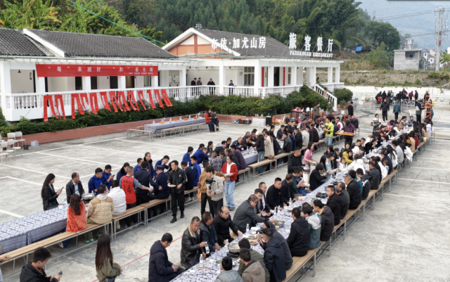 村民齐聚一堂，共享长桌盛宴。