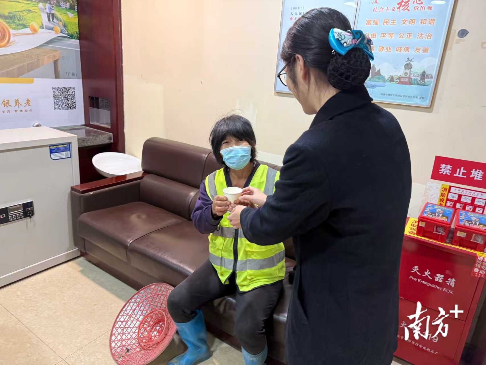 一杯热水暖人心，农行阳春潭水支行情系户外劳动者