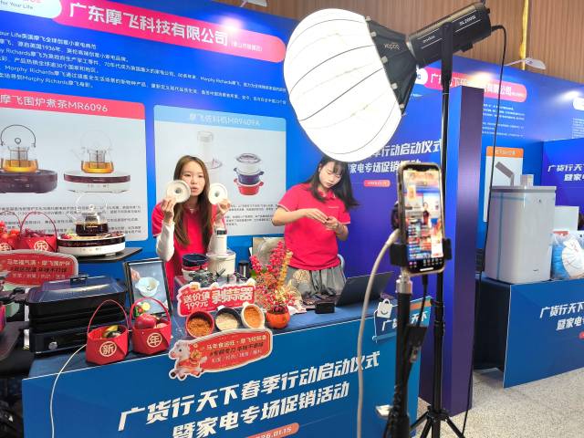 活动现场，企业激情推介产品。