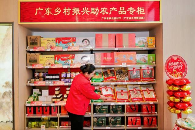 瓦窑岗服务区内设置的广东乡村振兴助农产品专柜。