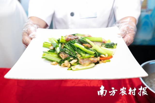 连州菜心炒东陂腊味。