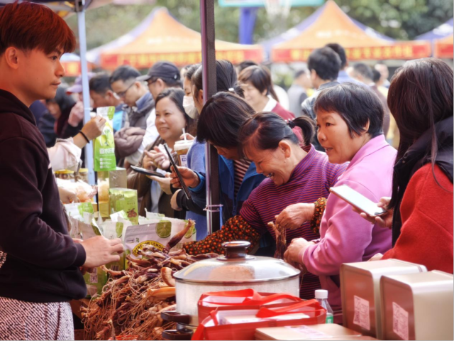 免费春联摊位、土特产集市广受欢迎。