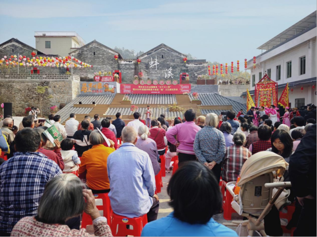 活动现场人头攒动