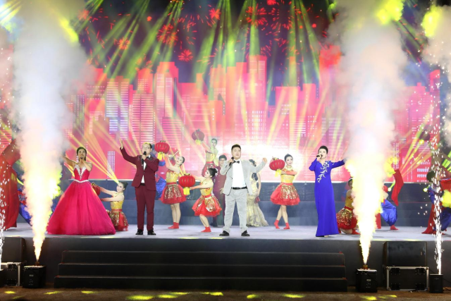 日前，2026‘粤美村晚’迎新春”广东省文艺志愿者服务活动正式启动。首场活动在广州市花都区花山镇平龙社区精彩上演，共演出16个节目，吸引线上线下观众超8万人次。