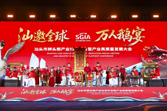 潮州大锣鼓开场。  