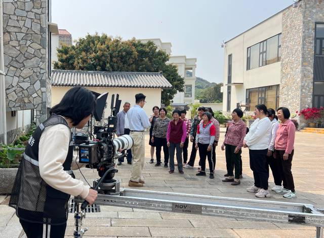 在茂名滩底村，村中叔伯阿姨化身“老戏骨”。