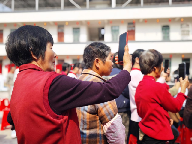 活动吸引了蚌溪及周边村镇的大量村民。