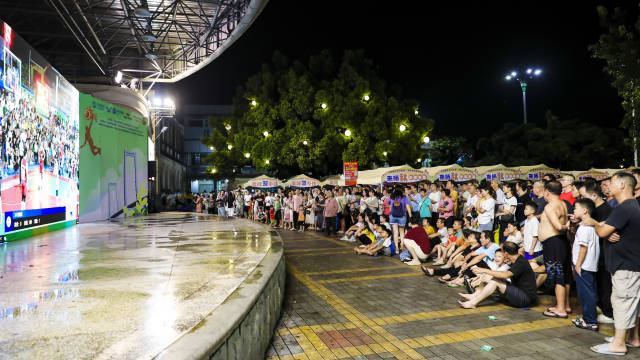 大地流彩·2024全国“村BA”广东省赛开幕式现场，来自全国各地的人席地而坐观看比赛。