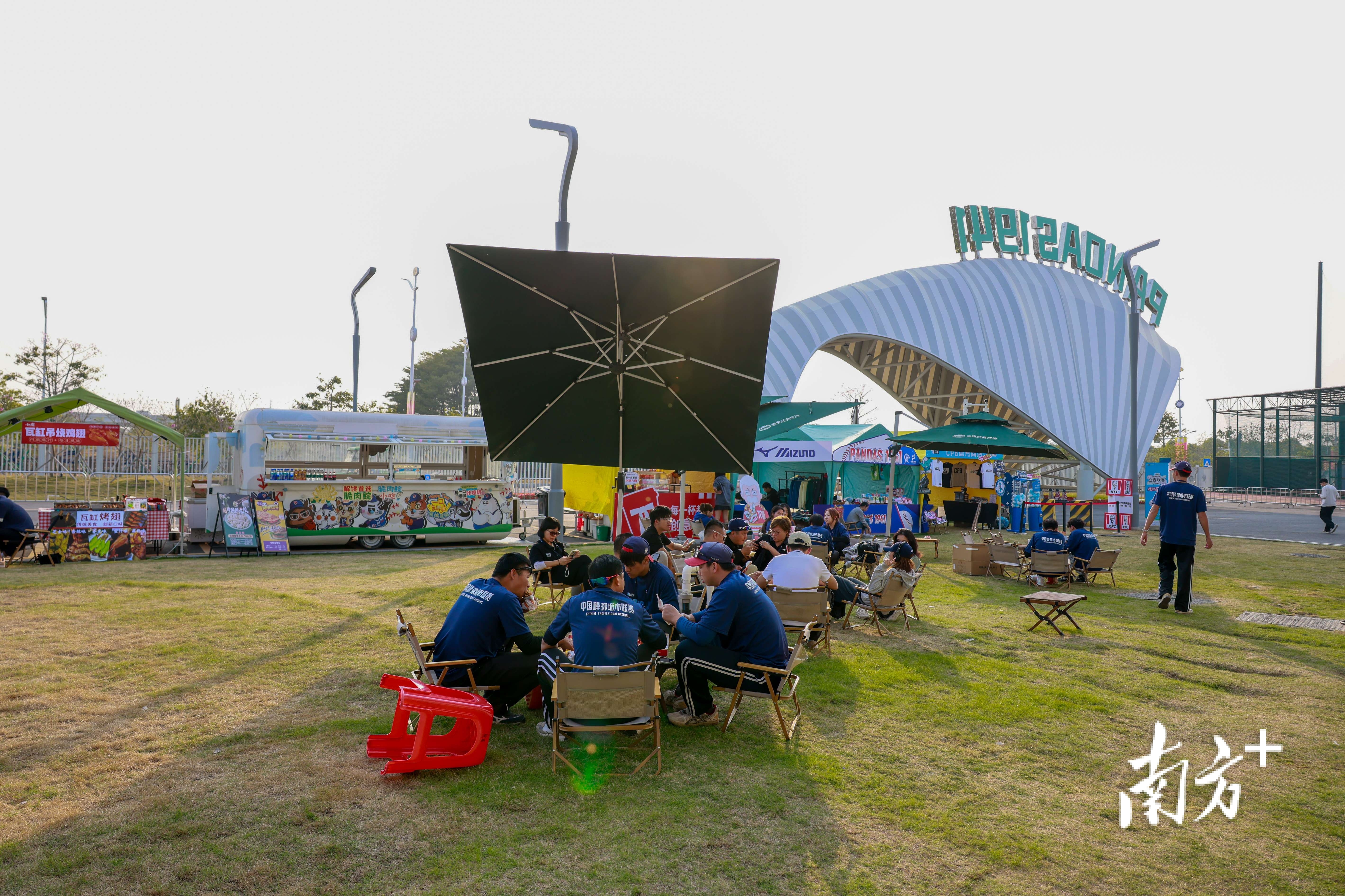 相邻场馆正在举行的中国城市棒球联赛也吸引了不少人气。 南方+ 卢子衡 拍摄 相邻场馆正在举行的中国城市棒球联赛也吸引了不少人气。 南方+ 卢子衡 拍摄