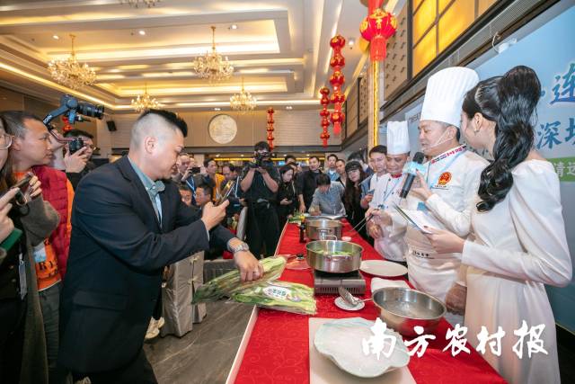 深圳市餐饮行业协会名厨委主席、国家高级烹调技师、中国烹饪大师邓永宏，携手深圳市福田区北海渔村行政总厨刘秋年，现场烹制连州菜心刺身、盐水菜心、连州菜心炒腊味。