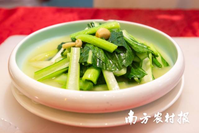 盐水菜心是一道经典粤菜，成菜色泽翠绿，口味清鲜爽口。