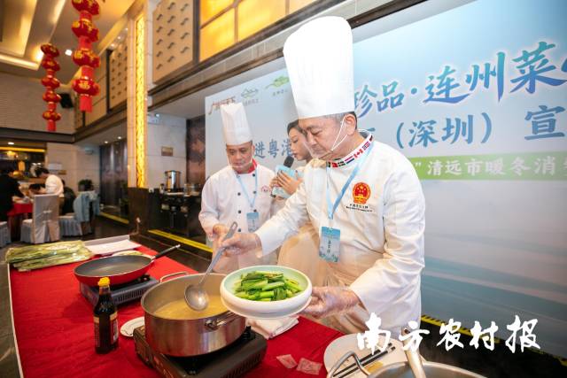 深圳市餐饮行业协会名厨委主席、国家高级烹调技师、中国烹饪大师邓永宏制作盐水菜心。