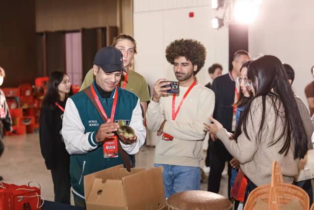 海外客商认真拍照记录狮头鹅。