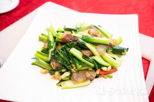 连州菜心炒腊味是一道经典的家常菜肴，其特点主要体现在‌荤素搭配、风味互补、口感丰富‌上，融合了腊肉的咸香浓郁与菜心的清甜脆嫩。
