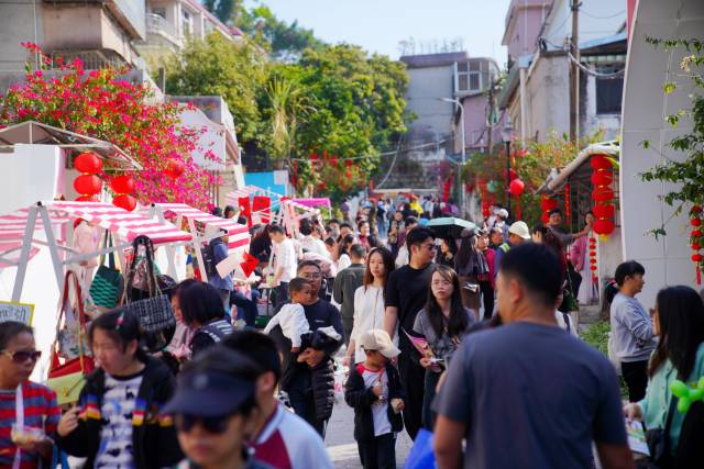 市民游客深入街巷，感受老城新韵。