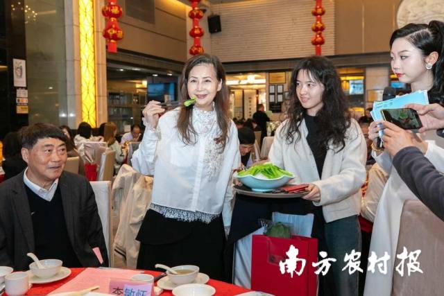 嘉宾现场品尝连州菜心刺身。