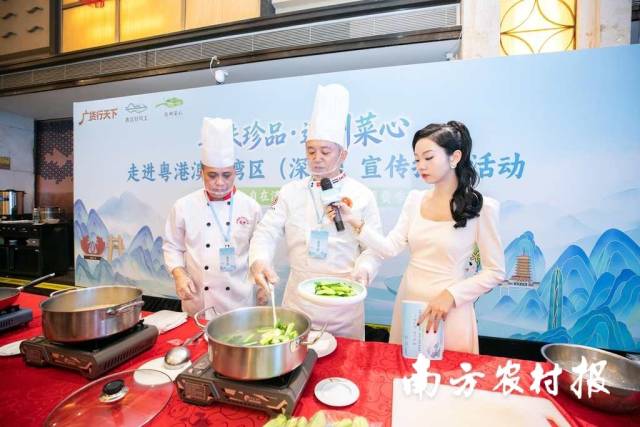 深圳市餐饮行业协会名厨委主席、国家高级烹调技师、中国烹饪大师邓永宏现场烹制盐水菜心。