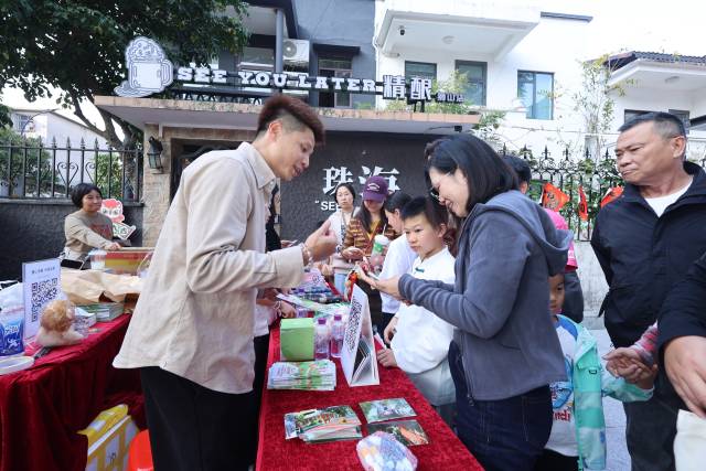 游客手持集章卡穿梭其间参与挑战，收集印章，兑换专属礼品