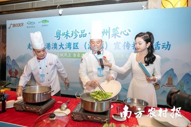 深圳市餐饮行业协会名厨委主席、国家高级烹调技师、中国烹饪大师邓永宏一边烹制菜心，一边介绍连州菜心的特点。