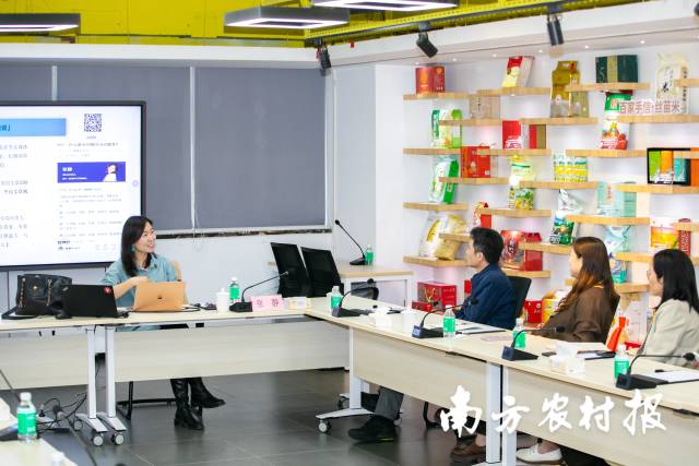 张静（左一）在南方农村报社做交流分享。