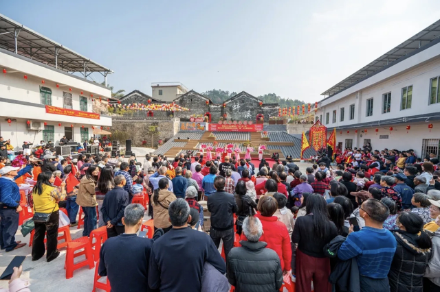 肇庆广宁蚌溪村，“粤美”村晚活动吸引大量村民观看。 江先梅 摄