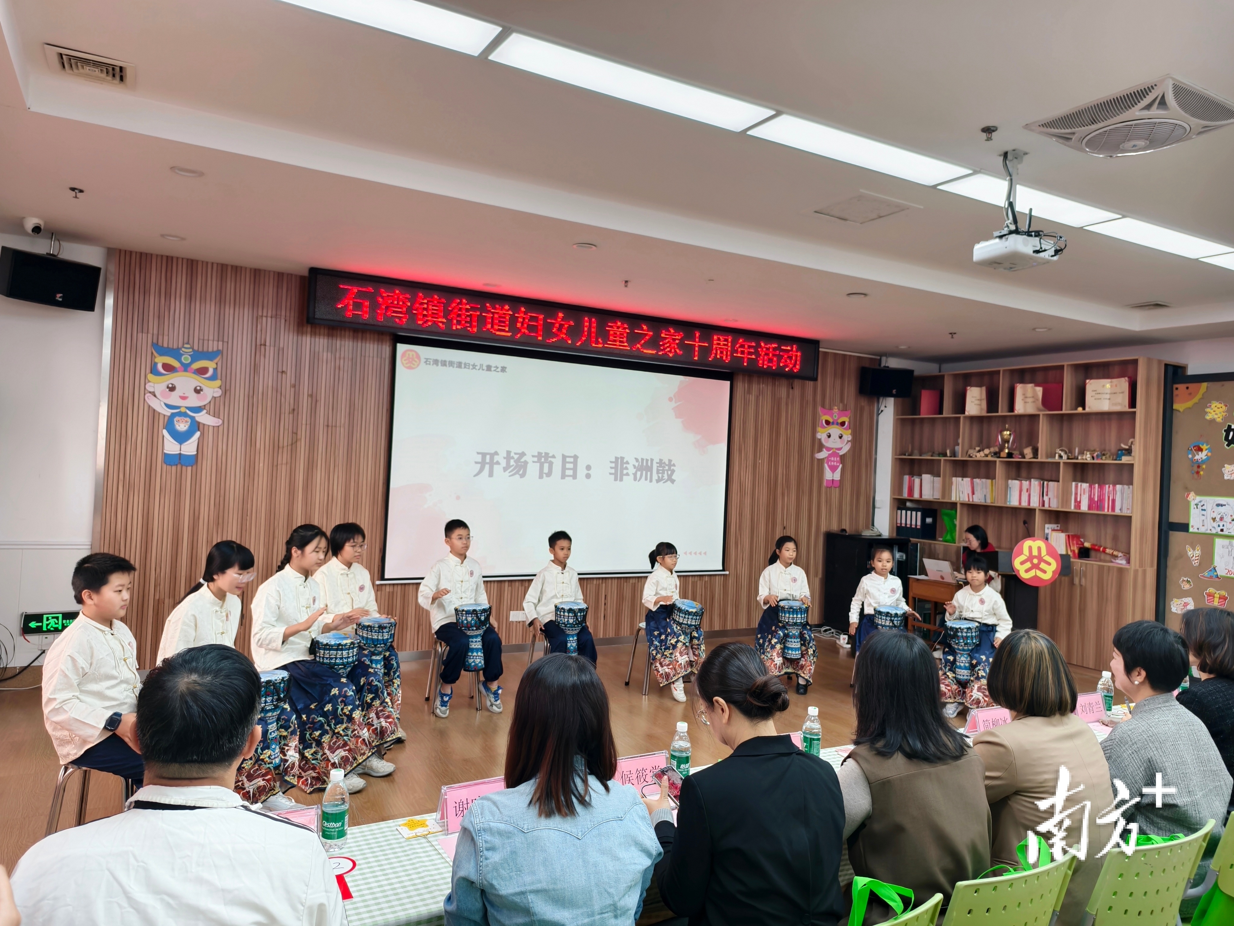 非洲鼓节目表演。&nbsp; 石湾供图