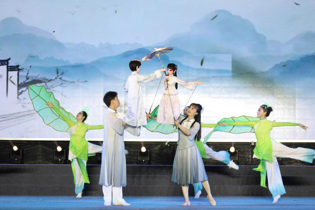 在花都平龙社区，艺术家带来的创新木偶戏成为晚会亮点。谭家富 摄