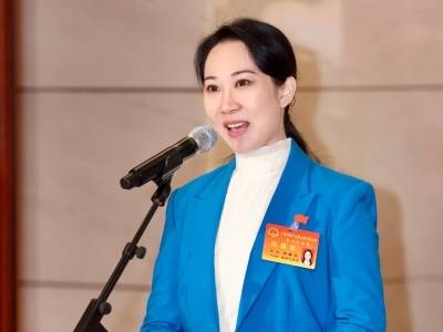 两会现场粤韵悠扬！人大代表李嘉宜用“三把钥匙”传承粤剧｜2026广州两会