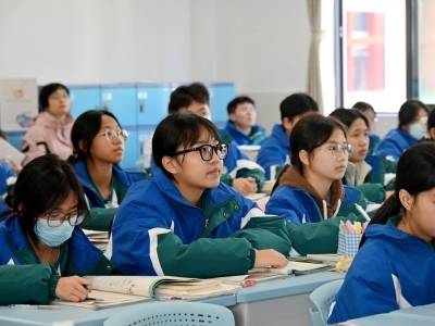 广州将新增基础教育公办学位5万座、普通高中学位1.5万座丨2026广州两会