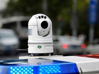 中山一辆货车撞多辆汽车及电动摩托车，致2人受伤