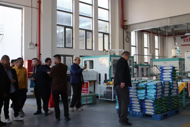 与会嘉宾现场参观汕尾产业园