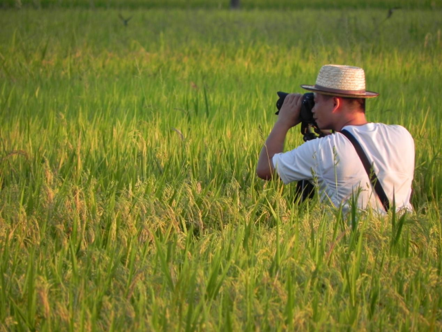 张小明走访开平各个村落摄影。（受访者供图）