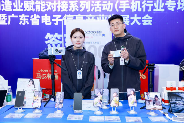 手机是各类乡村直播的主要载体，活动当天，众多厂家推出了多款更能匹配直播需求的新款手机产品。