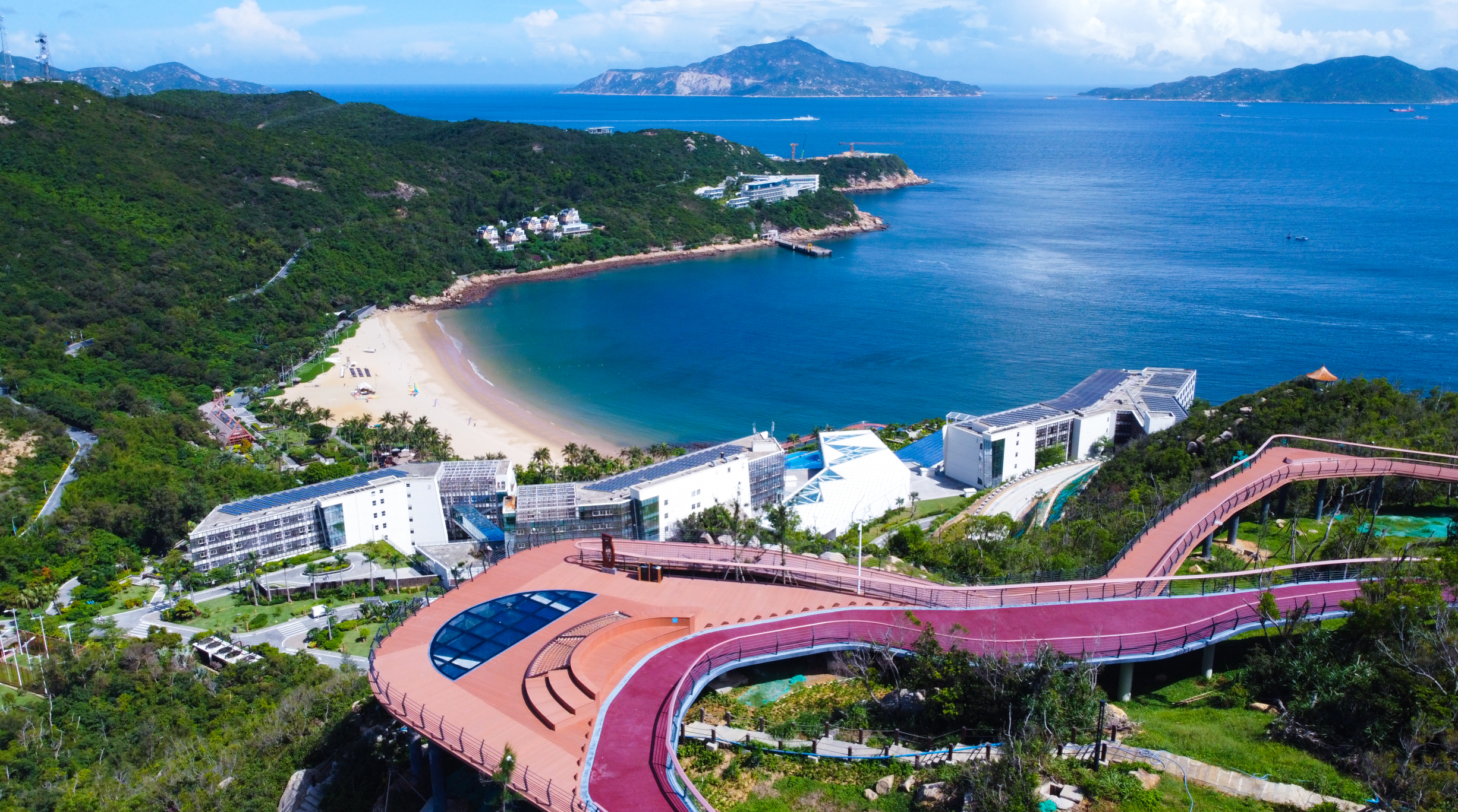 珠海以“绣花功夫”推动海岛风貌整体提升，图为东澳岛海边栈道。