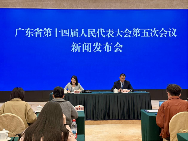 广东省十四届人大五次会议新闻发布会现场 李维康 摄
