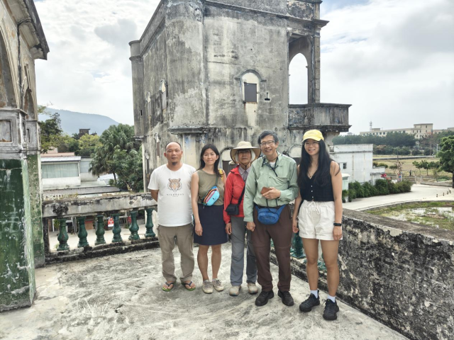 2025年8月，品庐后人从美国返乡寻根，与张小明合影。（受访者供图）