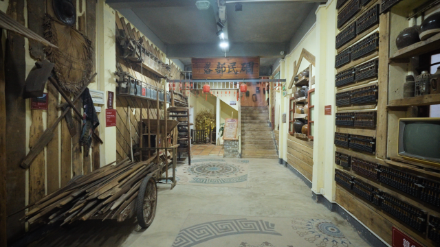 张小明走遍开平村落，收集了3000多件老物件，打造了一间博物馆。