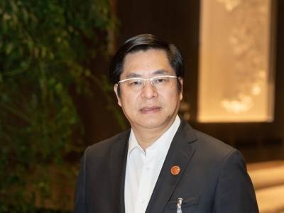 市政协委员梁纳新：政策支持精准发力，家具建材行业期待走出发展困境｜2026广州两会