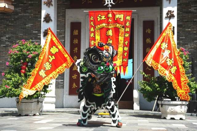 醒狮跃动，寓意新年步步高升；采青纳福，带来一年好兆头。