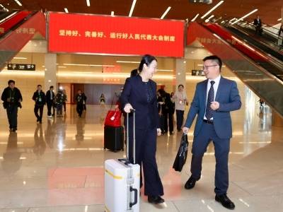 双脚踩在泥土里，“金点子”落在发展上！广州两会代表通道上的“新”与“心”